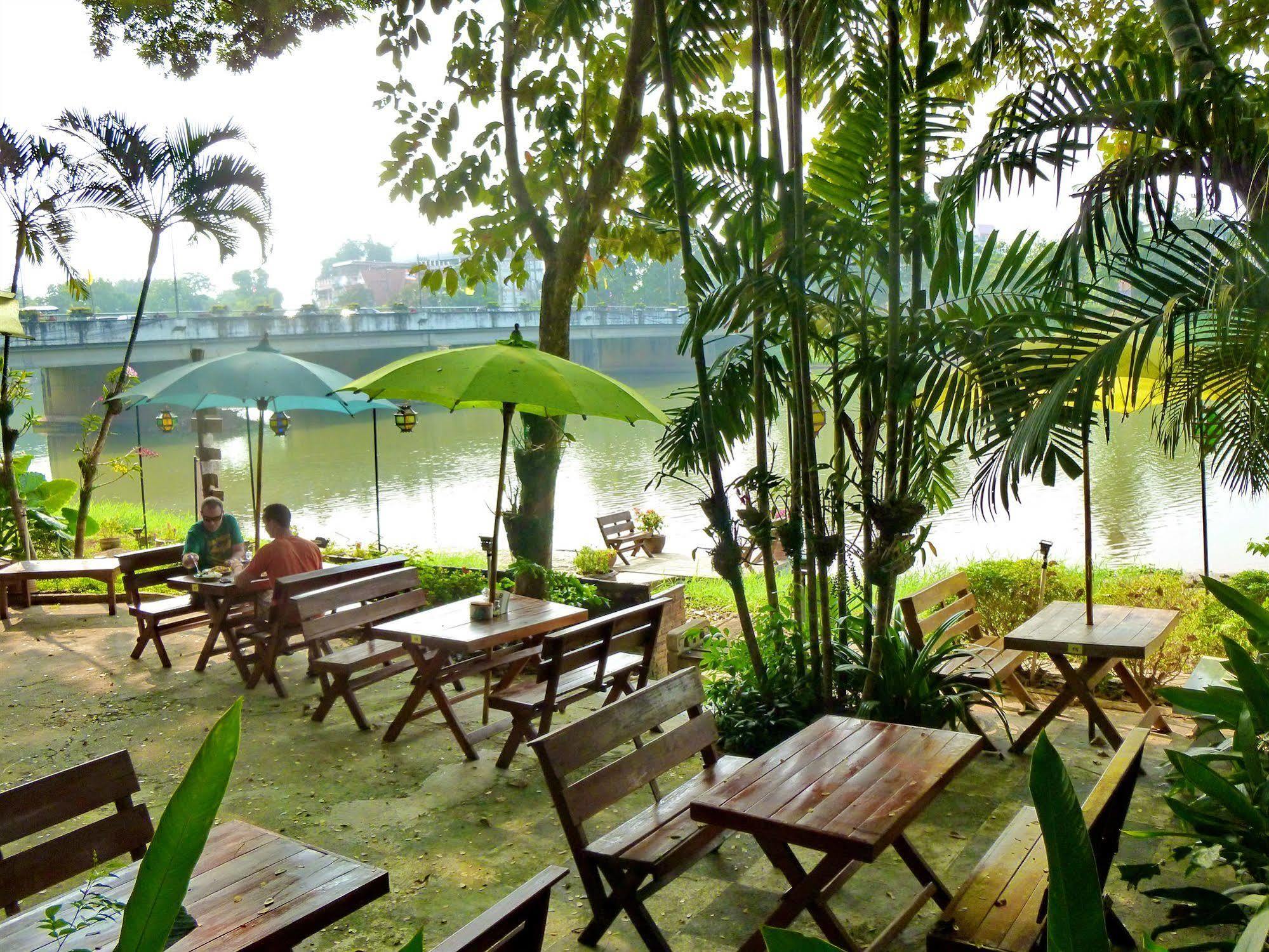 Hollanda Montri Guesthouse Chiang Mai Exterior photo