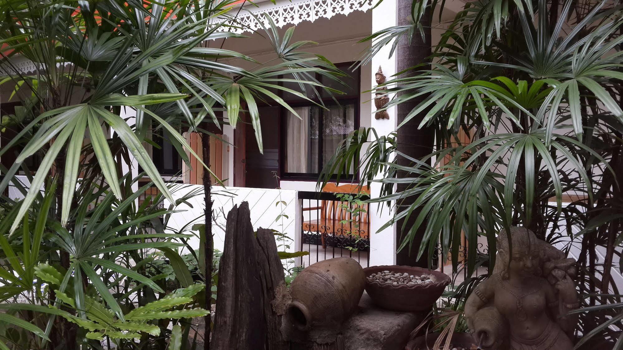 Hollanda Montri Guesthouse Chiang Mai Exterior photo