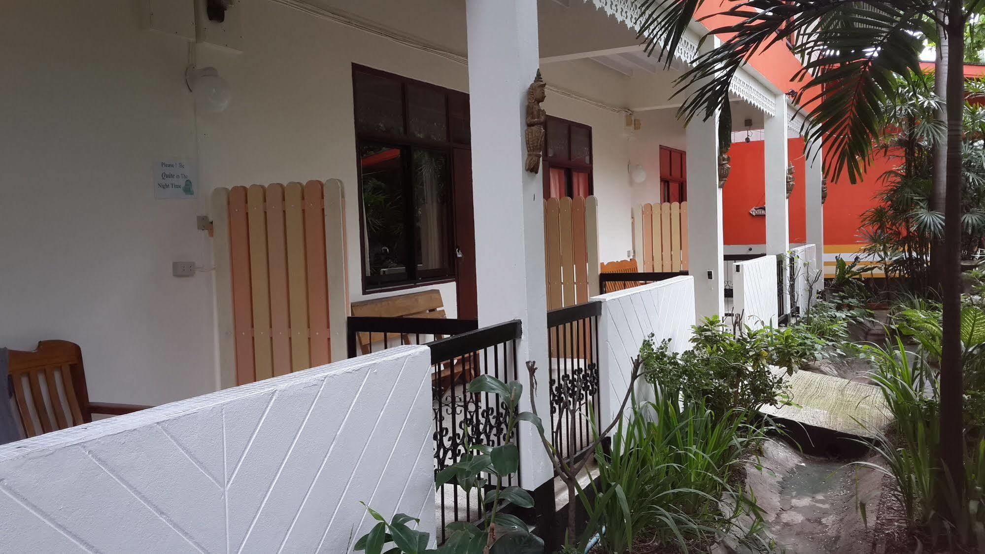 Hollanda Montri Guesthouse Chiang Mai Exterior photo